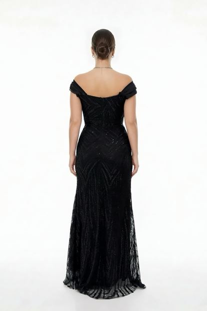 فستان سهرة أسود مزين بالترتر بتفاصيل من التول، بمقاسات كبيرة